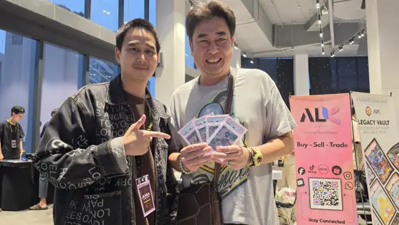 ลูกค้าที่มารับการ์ดที่บูธของเรา