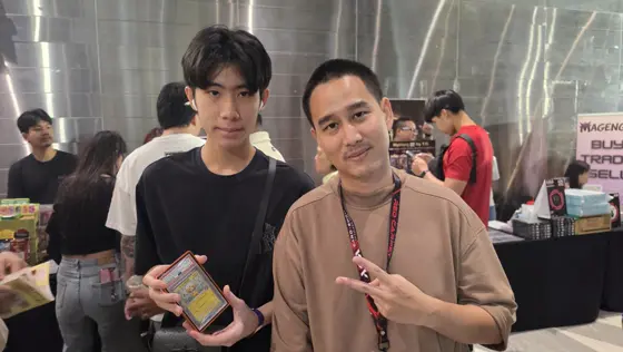 ลูกค้ากับกล่องโปเกม่อนที่สั่งไว้