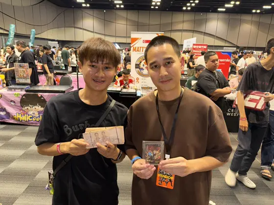 ลูกค้ากับการ์ดที่เปิดได้ในงาน